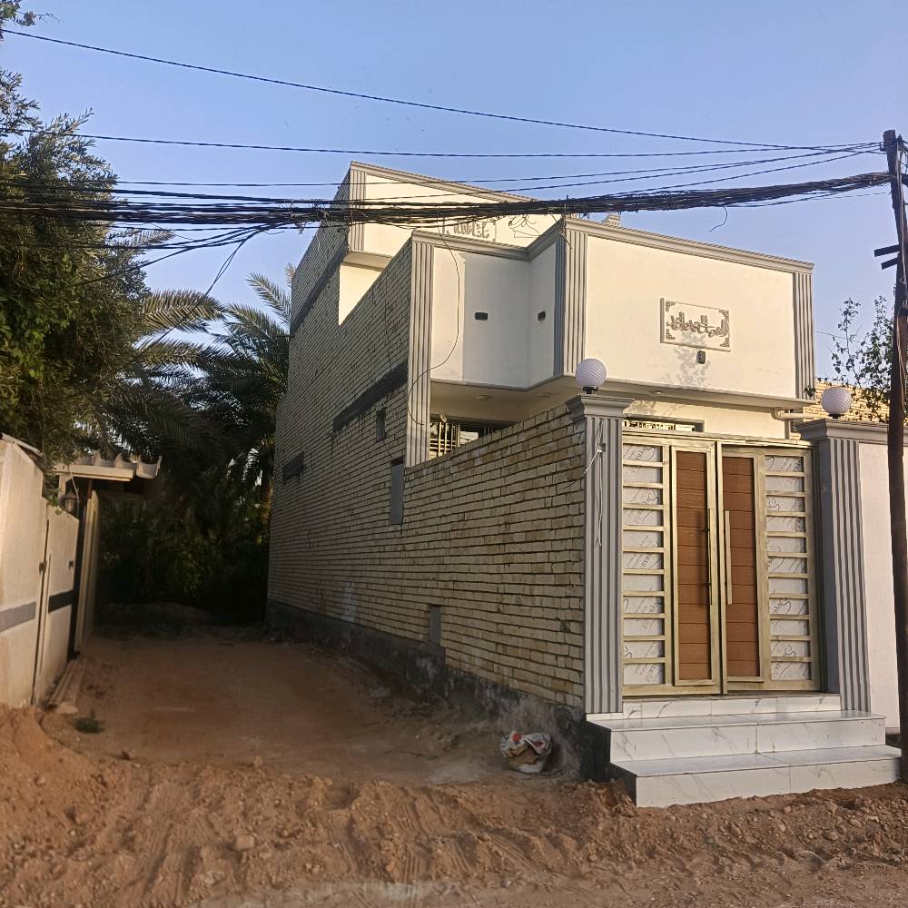 البيت بحي الإمامين عل شارع العام مساحته البيت 95متر طابق طابقين غرفتي نوم وصاله ومطبخ وحمام خارجية ودخلي والاستقبال وساحة صغيره سعره  البيت محد جديد محد سكن بيه انته اول واحد تسكن بيه الشري استفسار واتساب وتدلل120