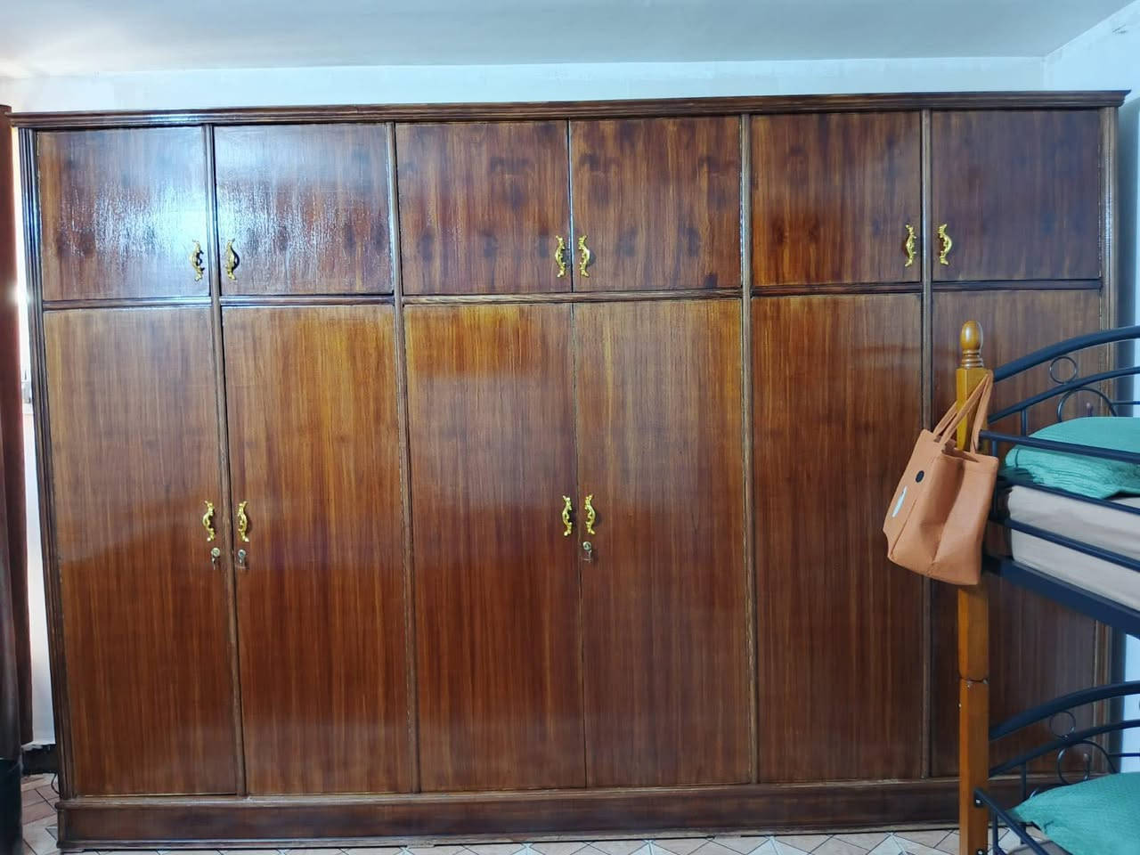 للبيع مابيهه اي ضرر نضيفه كلش
فقط الي موجود بالصوره
كنتور 6بيبان وملحق
جزامه
جربايه
سعره 700
*********** مكاني الامين الثانيه
