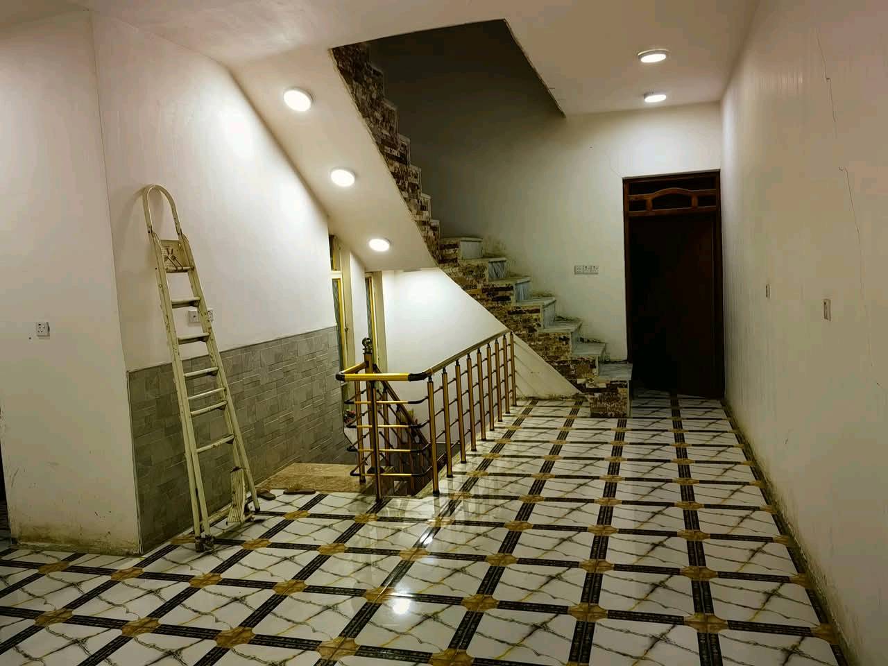 بيت للبيع بناء درجه اولى مسلح حي المعلمين الجديد شارع البطاقة الوطنية قرب اسواق طيوفه المساحة 156 متر  يحتوي على 3 غرف نوم صالتين 3 حمامات واحد غربي وشرقي، المطبخ يحتوي على كاونتر HDF جديد وسيراميك تركي وزارة البيت سيراميك تركي ، السطح ايزوكام، ارضية البيت مرمر فوليت تركي درجة أولى الدرج مرمر مع محجر الطابق الثاني سيراميك، كراج سيارة مع سقيفة، مع مقطورة وسخان وماطور ماء...
لمعرفة السعر على الرقم ادناه ***********