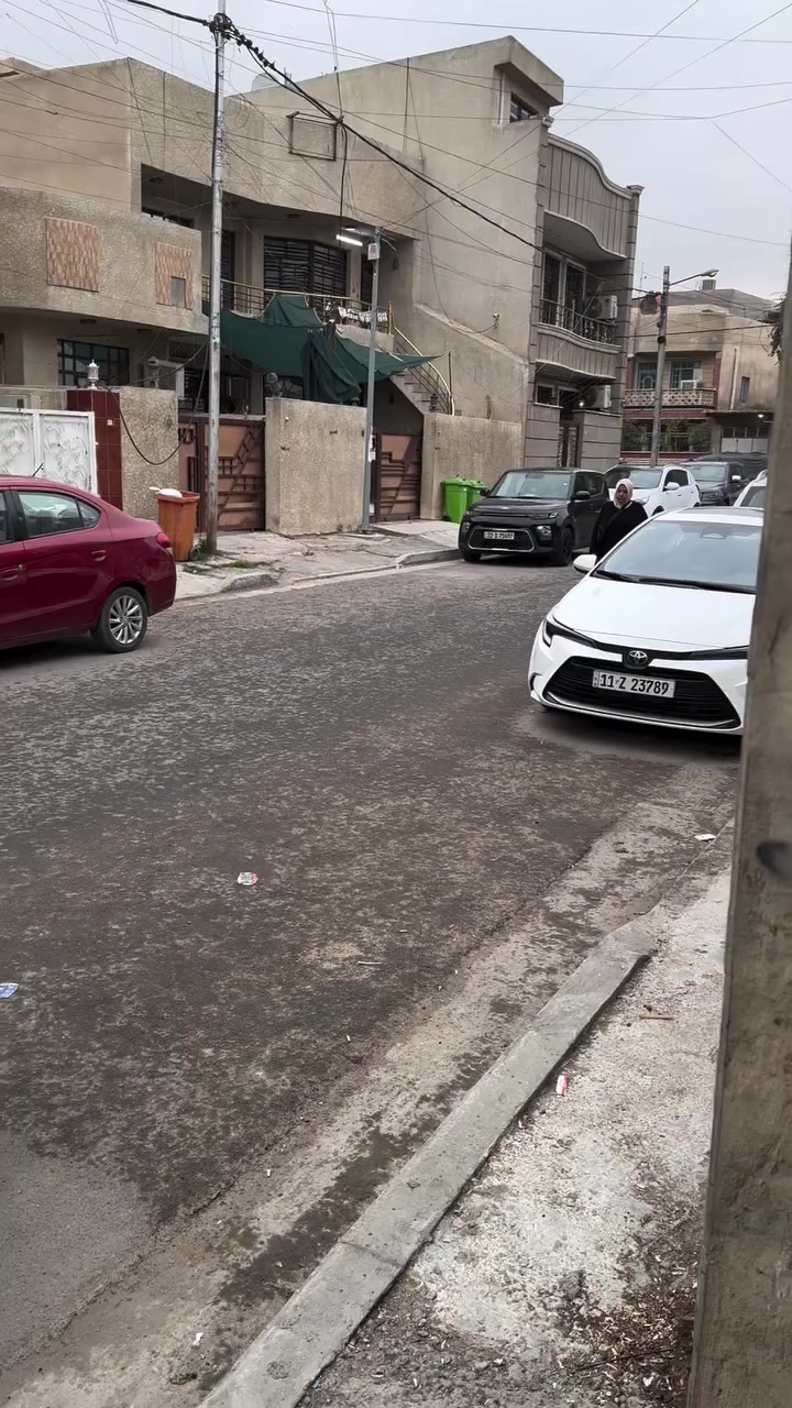 بيت للبيع ٩٠ متر بالقاهرة الاولئ شارع عريض (موجود فيديو اخر الصور يوضح عرض الشارع) 
واجهه ٤.٥ نزال ٢٠
السعر 305 مليون 
بناء 2013 يعتبر قديم  طابق ونص 
الطابق الارضي استقبال ومطبخ كبير وخدمات وغرفه سويت
الطابق الاول غرفه نوم سويت وببتونه 
للاستفسار الاتصال ع الرقم 

‭٠٧٧١ ٤٤٧ ٣٢٢٣‬
