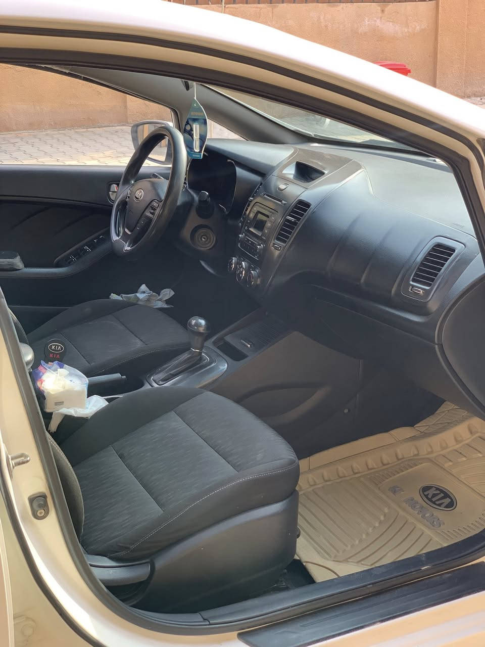 السلام عليكم  سيراتو موديل 2014 للبيع مكينه 1600 اصل بيها فتحه تحكم استرين دواخل اسود ويل عادي حجم 15 حداديه مكينه تبريد وكير كفاله مكان السياره النجف الأشرف سونار السيارة موجود ومأخذه  بيدي موجود .
 السعر 112$ وبيه مجال للشراي 
غير متواجد على فيس فقط اتصال على الرقم ***********
