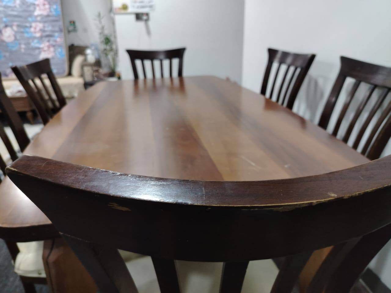 ميز طعام للبيع سعره 110الف بي مجال بسيط رقمي ***********
