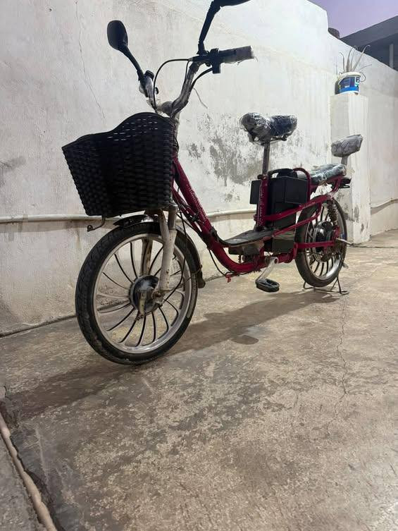 السلام عليكم 

دراجه شحن 🚴
للبيع🎉
بطاريات جديده قبل شهر شديتهن 🔴

دراجه نضيفه كما موضح بصوره ✅
سرعه 60حقيقي 💯
أربع بطاريات 🌪️

ألسعر 170وبي مجال 🤷
للتواصل .
***********
واتساب وأنتصال.
