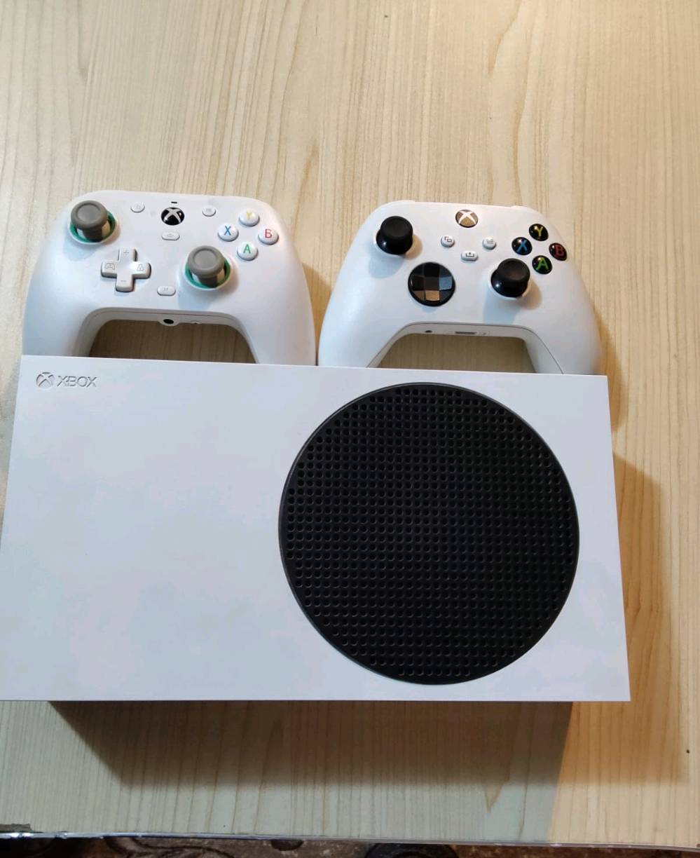 اكسبوكس سيريس اس مستعمل ممفتوح ولا مصلح 
ملحقاته UPS 850 وحساب بيه الالعاب الي بل صورة 
وعدد الجوستك 2 وحدة الاصيلة والثانية الكيم سير وتجي وياه بطاريات شحن يعني تكدر تشحهنن
السعر 380 
العنوان بغداد الحرية 
للتواصل ***********