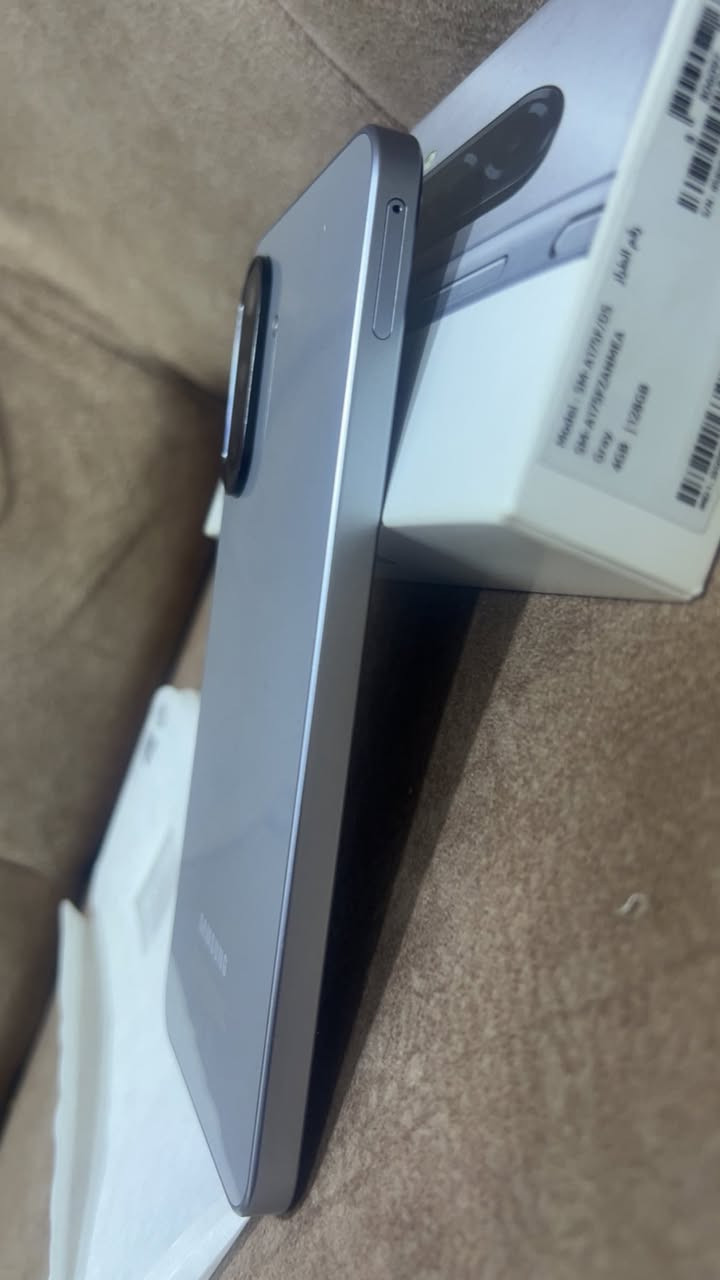 السلام عليكم كلكسي A17 الذاكره 256 احلى لون مميز جديد جديد غير مستخدم ممشتغل جهاز3 كامرات كامرته جدا ممتازه شاشه ألوانه خرافيه صور كدامكم السعر جوه فلوسه 230 الف مكاني بغداد العبيدي ***********
