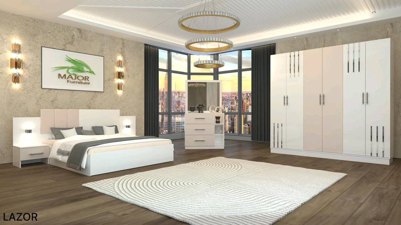 طقم غرف نوم فاخر بتصاميم عصرية من مملكة الأثاث، يتكون من سرير كبير، كومودينتان، دولاب ملابس مع مرايا، وتسريحة. مثالي لإضفاء لمسة أناقة على غرفة النوم.