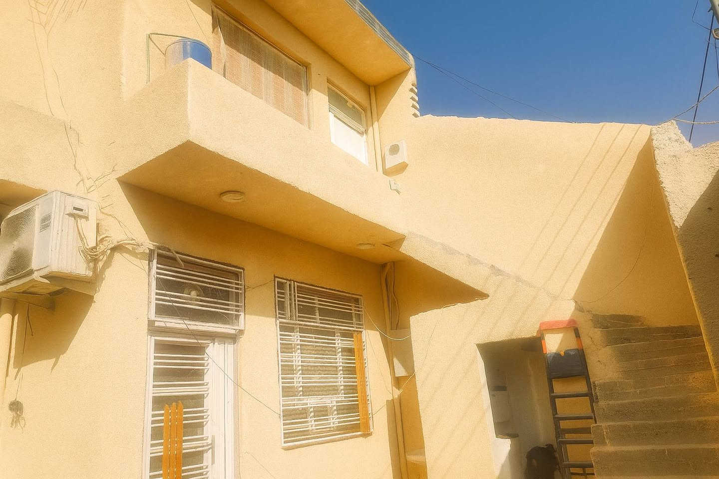 الدار للبيع كربلاء المقدسة حي الاطارات المساحه 200 متر طابو صرف الطابق الاول يحتوي على 2 غرف نوم نظام سويت وصاله واستقبال كبيره ومطبخ حار وبارد
اما الطابق الثاني يتكون من 2 شقه كل شقه درجها منفصل الشقه الأولى كامله مساحه الشقه 100 متر تتكون من غرفه وصحيات وصاله ومطبخ 
السعر 250 البناء سنه 2023


**إذا كنت صاحب هذا الإعلان وتريد حذفه لأي سبب، رجاءا أرسل رسالة إلى الدعم الفني**