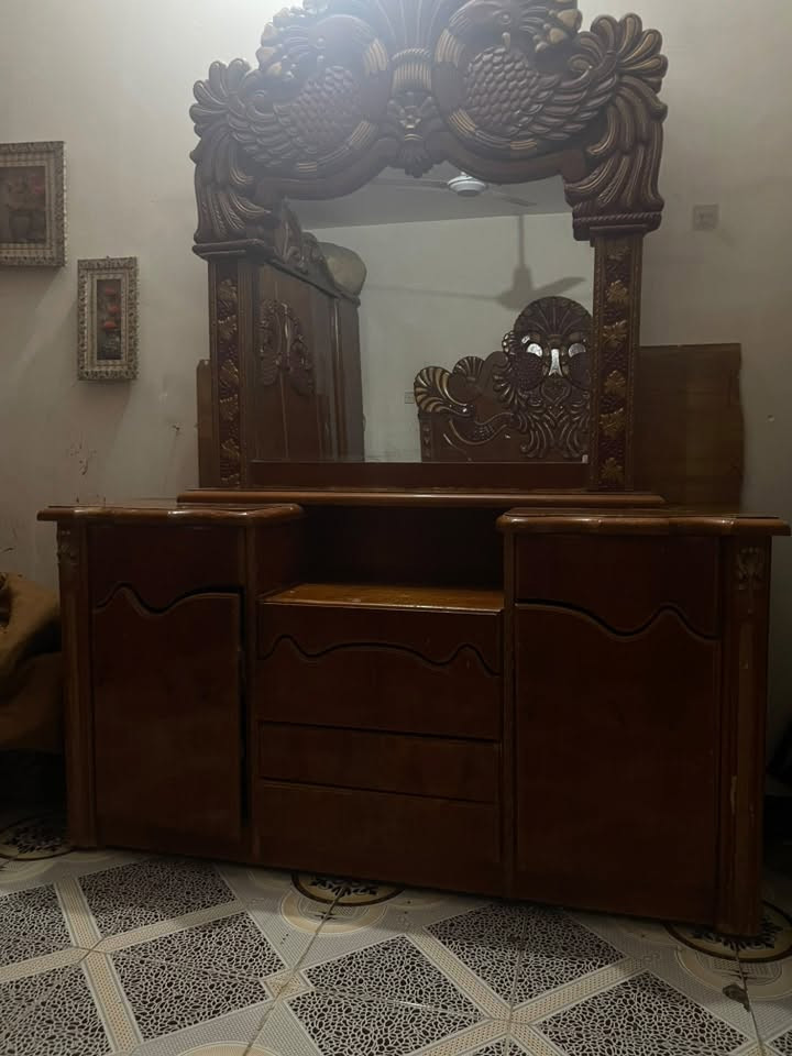 غرفه اخشاب للييع قيم السعر بيها اضرار بسيطه خشبه الجربايه مكسوره للاتصال ***********
