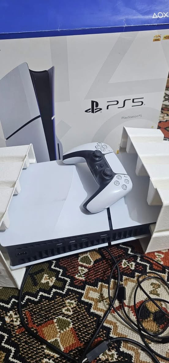 بلي 5اوربي واحد تيره كارتونه 
نضيف جدا ماصارلي هواي من ماخذه 
معا يده واحده مالته الاصليه مع يوبي اس جديد 
مكاني بغداد مدينه الصدر الخاص مقفول 
السعر 600وبي مجال حك الجيه 
الرقم ‭٠٧٧٣ ٣٢٦ ٣٩٣٨‬
