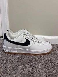 حذاء نايك رياضي size 41 السعر ٢٥ خدمة توصيل .. ٠٧٧٣٠٠٣٠٦٦٣