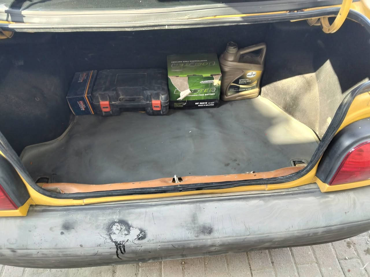 بعد التحيه 🌹
2015 
ماشيه 114 الف من الشركه عد أبن عمي السياره بأسمي بيها جاملغ سايق مبدل وفطر شاصي جهه السايق بعده أصلا مامصلح 
مكينه وكير درجة أولى 
بطنها جديده تراي وين يعجبك 
السعر 43 $ 
مكاني الامين الثانيه 
للاستفسار ***********
