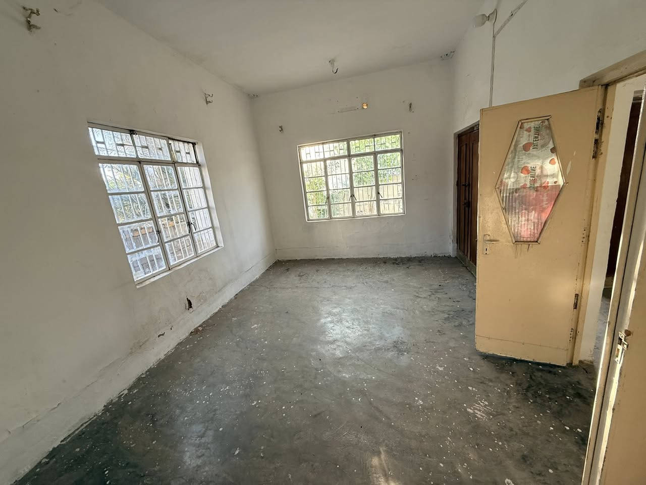 📍العنوان: حي العمال خلف سوبرماركت الوند
🏠 بيت للبيع — طابو صرف
📐 المساحة: 200 متر
🧱 البناء: طابقين / بناء قديم

🔻تفاصيل البيت:

🔸الطابق الأرضي:
• حديقة
• استقبال عدد 2
• غرفتين نوم
• مطبخ
• حمام + تواليت

🔸الطابق الثاني:
• 3 غرف نوم
• استقبال
• مخزن
• تواليت

✨ مميزات البيت:
✔️ سطح البيت ايزوغام جديد، ما صارله سنة

💸 السعر: 74 مليون وبيه مجال

📞 للاستفسار: ***********
