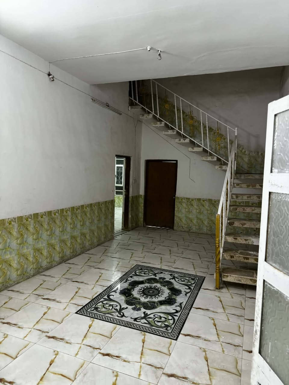 بيت للبيع  طابو صرف مساحته
140متر   مكانه خلف المستوصف الصحي  طابو صرف 
بناء طابوق 
طبق الجوه
صاله واستقبال داخلي وغرفه ومطبخ 
حمامات خارجيه
الطابق الثاني
صاله جبيره ومطبخ وغرفه وحمامات ***********
