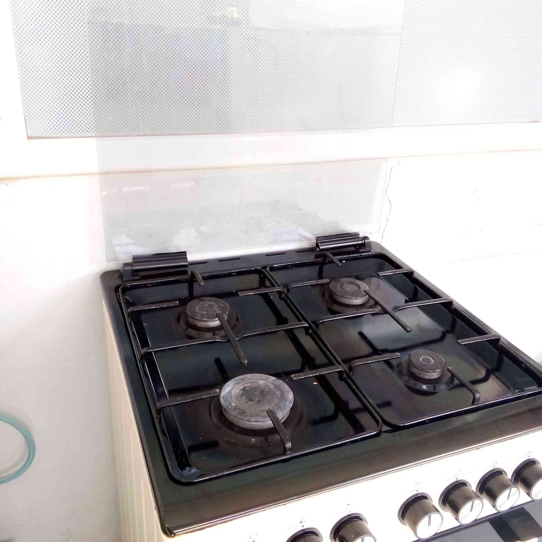 سلام عليكم 
ئةم تةباخه بو فروشتن شتيكى خاوينه چوارچاوةكةى ئيش دهكات فرني ئيش ئةكات بى كيشةية نرخى 150 
ژمارةى موبايل ***********
