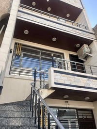 بيت حديث جدا للبيع 100 متر ثلاث طوابق بناء طابوق درجة أولى    العنوان ...