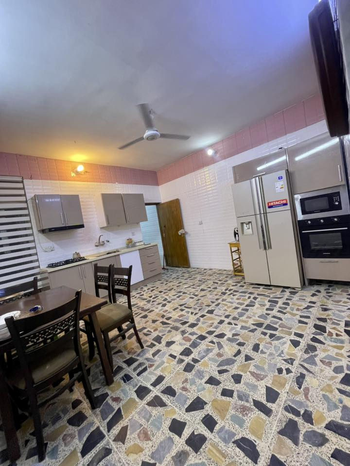 بيت للبيع 90 متر 
واجهه 4.5 نزال 20
حي القاهره الاولئ شارع عريض مبين بالفيديو اخر المنشور 
بناءء قددديم 2013 طابق ونص 
الارضي استقبال ومطبخ كبير وخدمات وغرفه سويت
الطابق الاول غرفه سويت وسطح 
السعر 310 مليون للاستفسار الاتصال ع الرقم

‭ ‭***********
