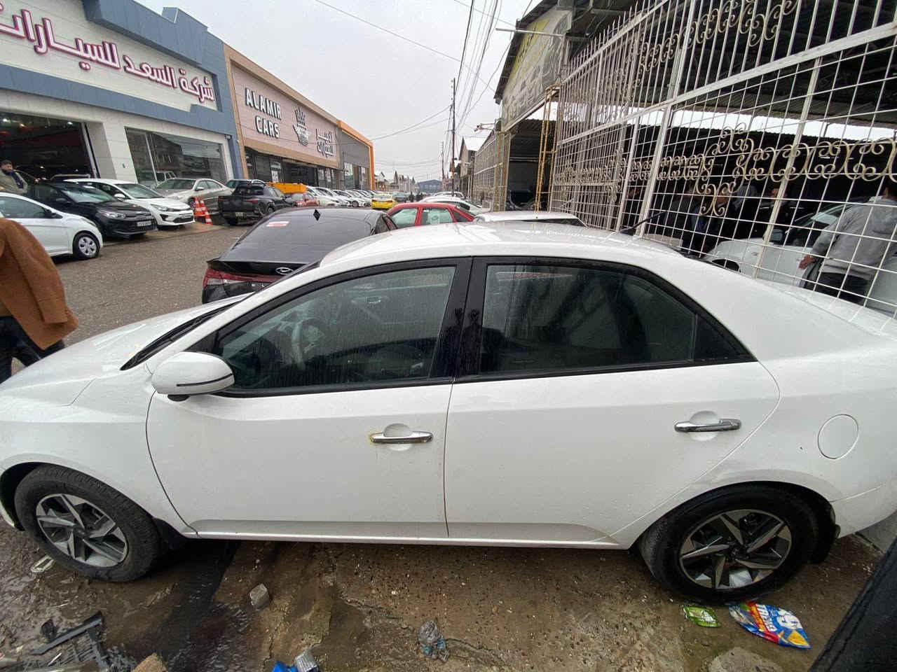 السلام عليكم كيا سيراتو موديل 2013 وارد خليجي لون ابيض 
محرك 16 فقط مبدل گاز كيت 
 تخم تاير جديد 
بطاريه جديده 
 
وكاله تحويل بشرط 

المواصفات 
1- شاشه ايباد 
2- تحكمات ستيرن 
3- مري شفط 
4- كير توماتيك 6سرعات
5- يدات نيكل 
6- شفتات سرعه  
7- كشاف ضباب امامي 
8- ويل كب اسود (المرغوب) 

السعر 110 بيه مجال 

الاتصال 
***********
***********
