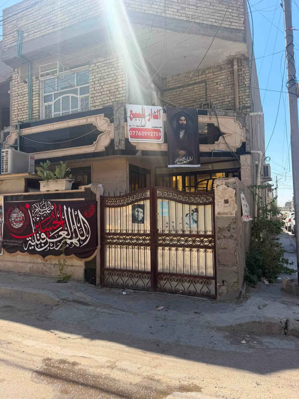 دار للبيع
عنوان البلديات حي تراث زراعي سند 25 
مساحته 150 متر ركن على فرعين الي ياخذة يقسمة 3 مشتملات يما يبقي مفتوح بناء نضيف چنت قاطعة ل3 مشملات ويجيني ايجار منه مليون شهرياً وبعدين فتحته 
الطابق الارضي يحتوي على استقبال صاله حمام  داخلي حمام خارجي وطبخ وغرفتين نوم وترك الطابق الثاني معزول عن الارضي درج وحدة معزول يحتوي على غرفتين نوم وحمام وصالة اي استفسار اتصل عرقم وتدلل ***********
