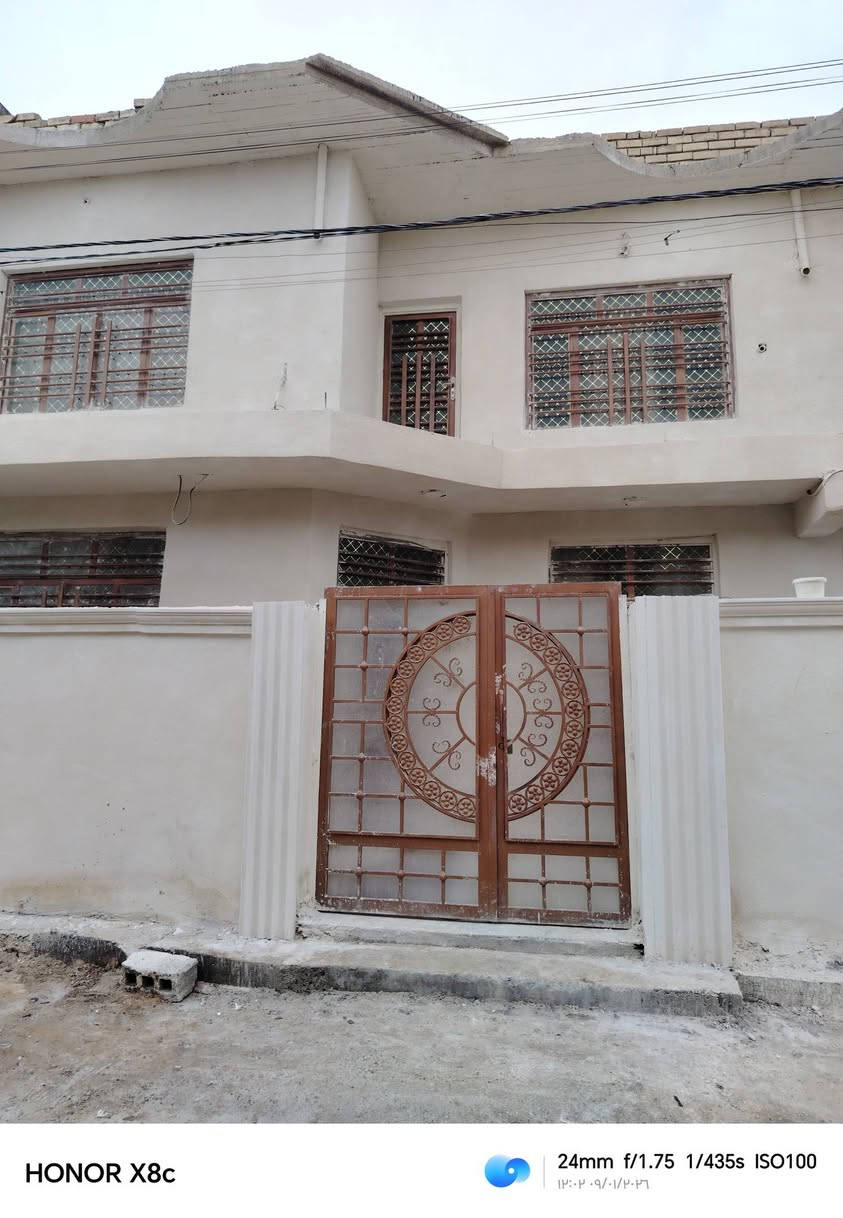 السلام عليكم بيت بناء حديث للبيع طابقين ٣غرف نوم وهول ومطبخ واستقبال حمامات ثنين العنوان مقابل معمل الحرير شارع مهند الحلاق قريب ع مدرسه براعم الإيمان تبليط بالباب مساحه البيت ١٣٠ مع الكاونتر والتانكي والسخان والمغاسل عدد ثنين البيت فازغ حاليا بس جيب غراضك وتكعد الاستفسار *********** البيت طابو زراعي سند ٢٥ السعر ١٠٥ وبي مجال للشراي
