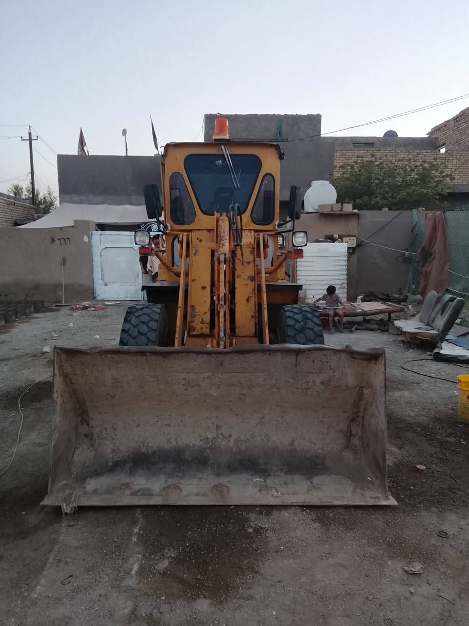 للبيع شفل كوماتسو حجم 40 موديل 94 جاهز  السعر 75وبي مجال ***********
