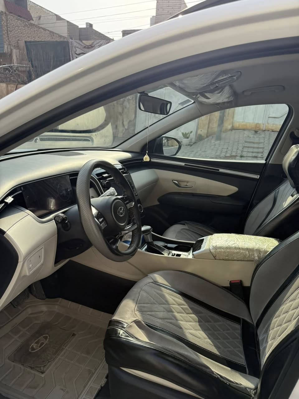 توكسان خليجي  موديل ٢٤فول مواصفات
(ماشيه ١٩الف)سياره فول مواصفات عده بنراما 

رقم بغداد كراسي كهرباء

مري شفط كراسي مغلفه جلد قماش ب١٦٠الف

بيها رصعه مذكوره بلصوره 

بلعافيه على الياخذه السياره كلش حلوه 

السعر /235

لتواصل على الرقم ***********
