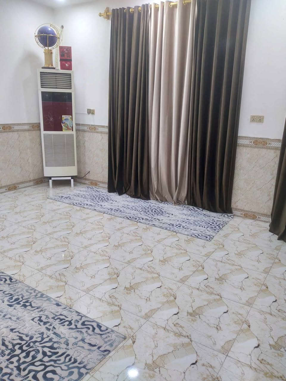 السلام عليكم البيت البيع مكانه سنجار عنانه المنطقه مقابيل دواجن جديده حي الرحمان منطقه كلها تبليط   شارع 10المساحه مال بيت 100 مربع نوع العقار طابو زراعي سند 25 يتكون البيت من مطبخ حار ومطبخ بارد وستقبال وطرمه وصحيات 2 داخليه وخارجيه  وغرفت نوم وصاله  وبيتونه وطابق ثاني مبني عل نص  يبعد عن شارع كربله عشر دقائق فقط وتبليط باب البيت  البيت كله طابوك جمهوري وصب مسلح البيت  رضيه بورسلين هندي تفاصيل أكثر تفضلو خاص هاذ رقم بي واتساب هم 0780 508 1829
