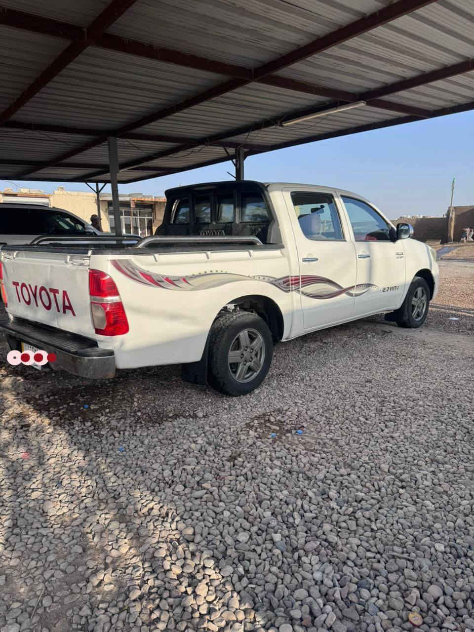 هايلوكس للبيع 2013  رقم ميسان بأسمي مداور ثاني  يوم  شاصي 12 كفاله محرك كير اكسن تخم تاير جديد حداده جديده تبريد ثلج جاهزه السعر 160 بيه مجال الاستفسار. ***********
