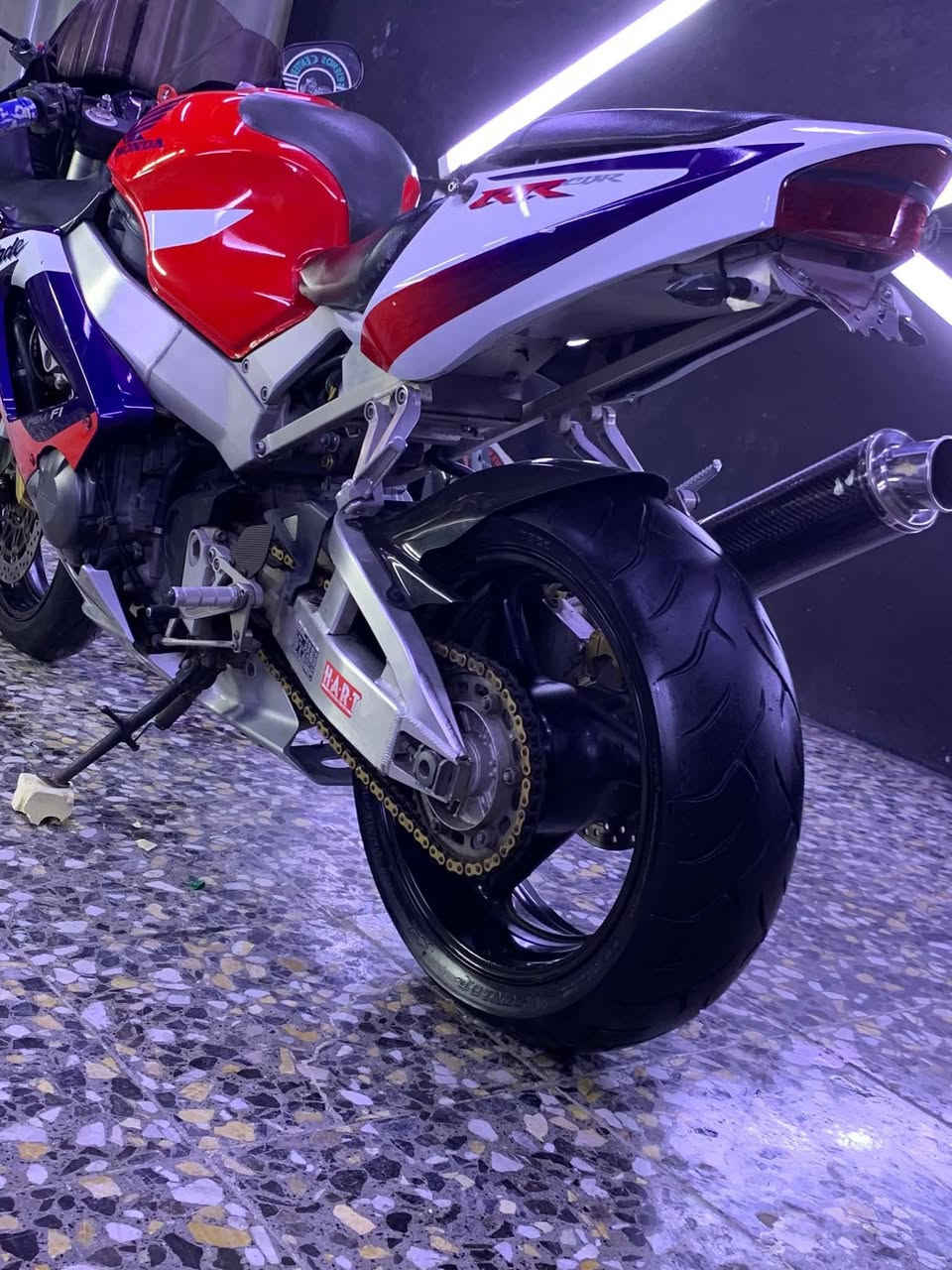 درجه سيبي ار 929 درجه جديده ماشيه 12 الف حقيقي بدون رقم بدون كمرك مكفوله كفاله عامه من كلاشي مكان بغداد شعب ***********
