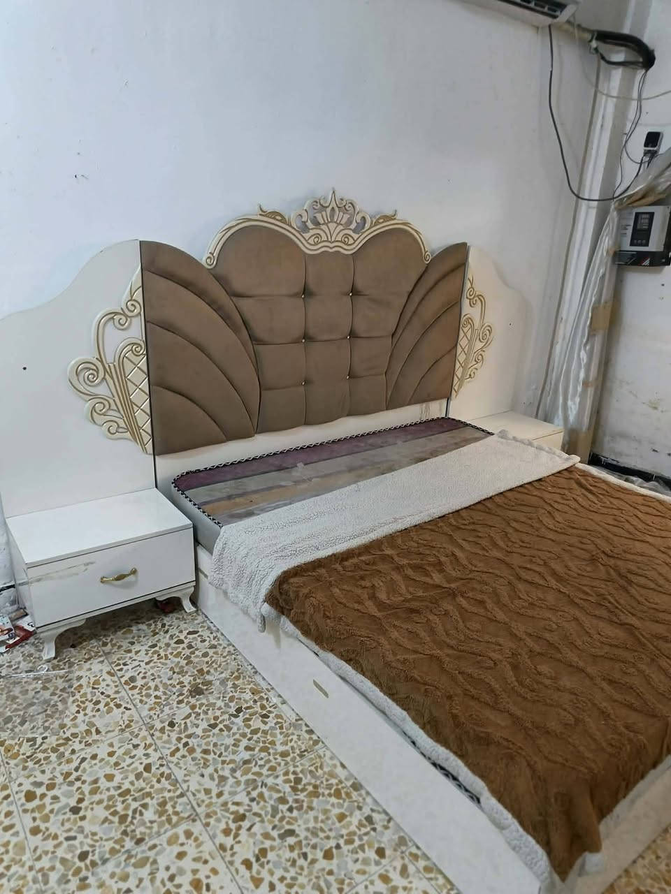 غرفه نوم نضيفه جدا سعر ٢٥٠الف قفل عنوان جسر ديالى لقديم رقم بي وتساب فقط ***********
