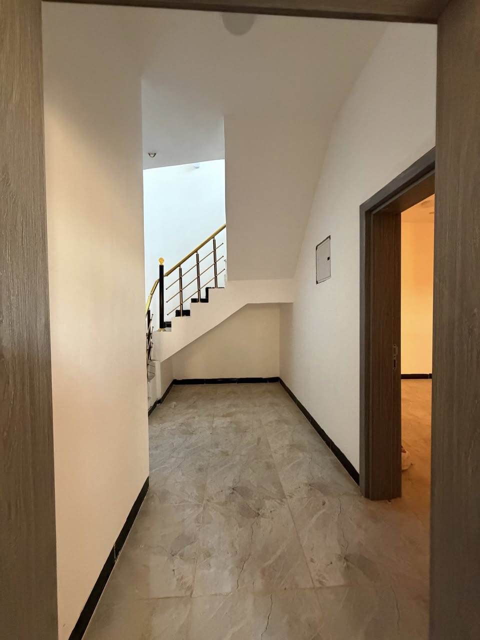 دار للبيع زيروو بسعر مناسببب 🔥 
المساحة ١٠٠ م ( ١٠*١٠) الموقع الديوم حي التصنيع 📍.. ( ٣ غرف نوم + ٣ مجاميع صحية + صالة+ استقبال +مطبخ)
كامل وجاهز وزيروو / بأسمي طابو صرف
الاستفسار 
***********
