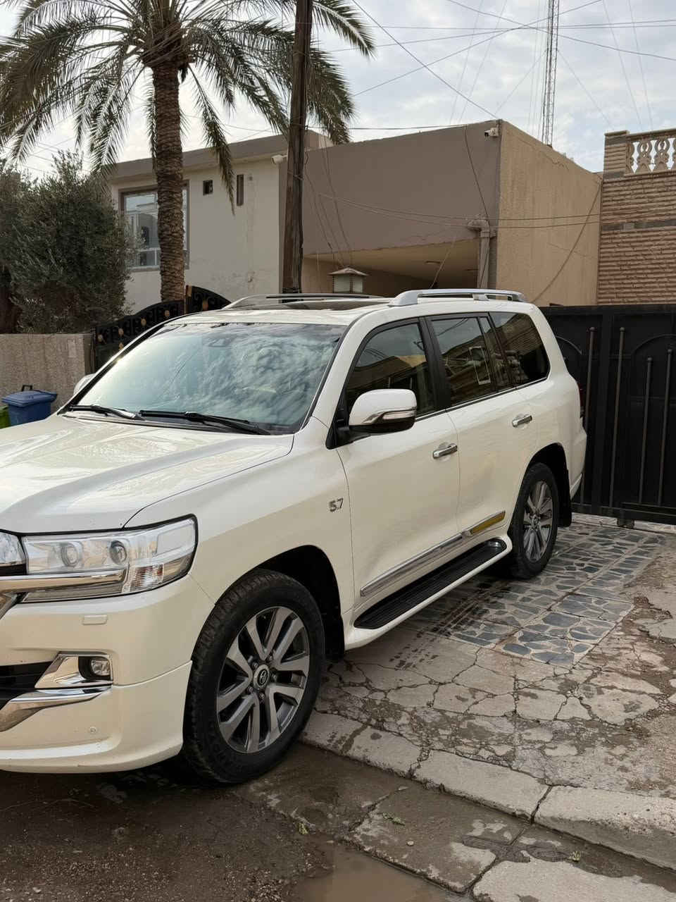 السلام عليكم

لاندكروزر موديل 2019 VXS
فل مواصفات
رقم بغداد باسم ميكنة
V8 سعة 5700

المواصفات:
 • فتحة سقف
 • بصمة تشغيل
 • شاشة
 • ميموري سيـت
 • ستاير كهرباء
 • تدفئة كشنات
 • 3 شاشات للركاب
 • 7 ركاب – أعلى فئة بالمواصفات

الممشى: 211 ألف كيلومتر
السيارة على إيدي من الزيرو، بدون أي نقص
جاهزة مجهزة بدون أي حادث أو كفالة

السعر المطلوب: 59,000 دولار وبيها مجال 
الموقع: بغداد – حي الجامعة

للاستفسار:
اركان – ***********
