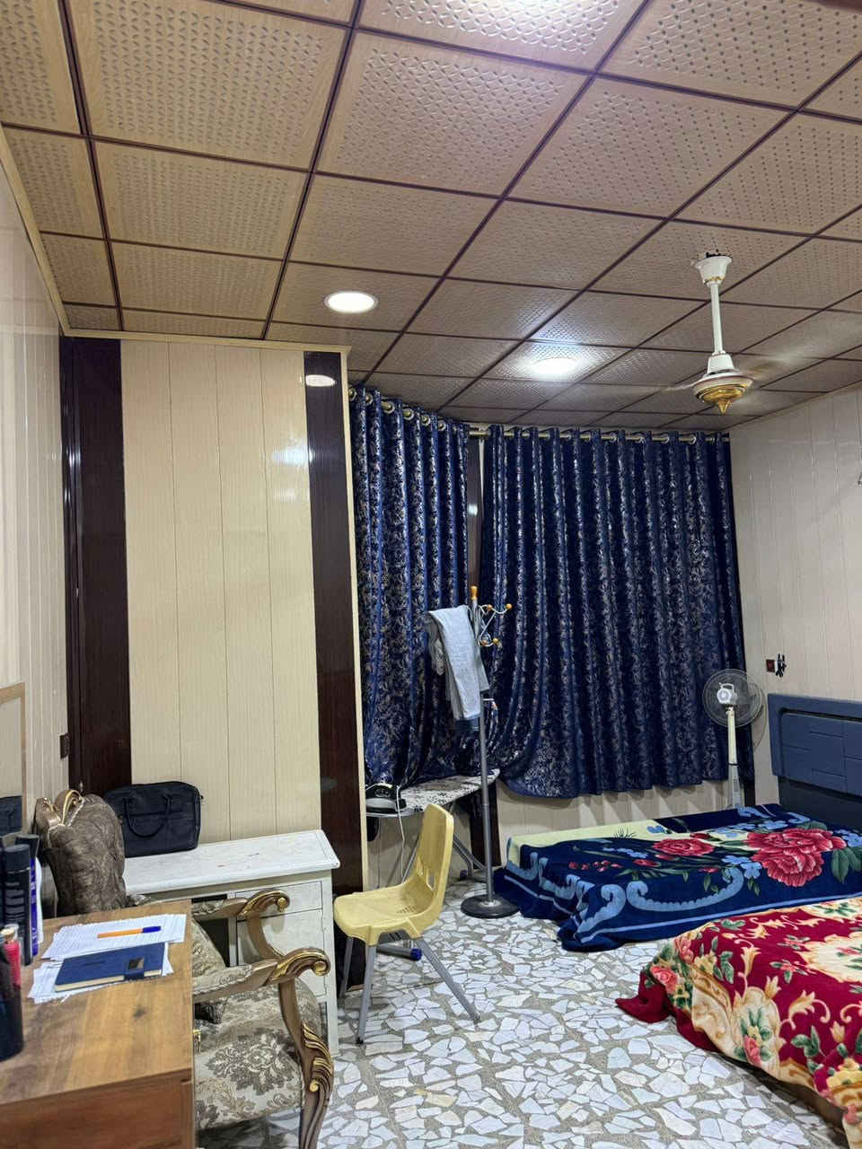 السلام عليكم 
بيت 105 متر طابق ونص 
حي المهندسين خلف مول كوب 
بنيان جديد ونضيف 
السعر 175 بي مجال 
***********
