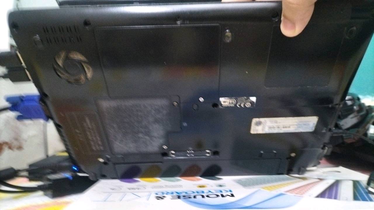 لابتوب توشيبا Core I3 الجيل الثاني رامات 6 جيجا هارد SSD 128 كرت مدمج intel hd Graphics 3000 البطاريه ميته اله على الشحن يلا يشتغل وياه يجي ماوس وكيبورد هديه مكاني البلديات شارع المرور 