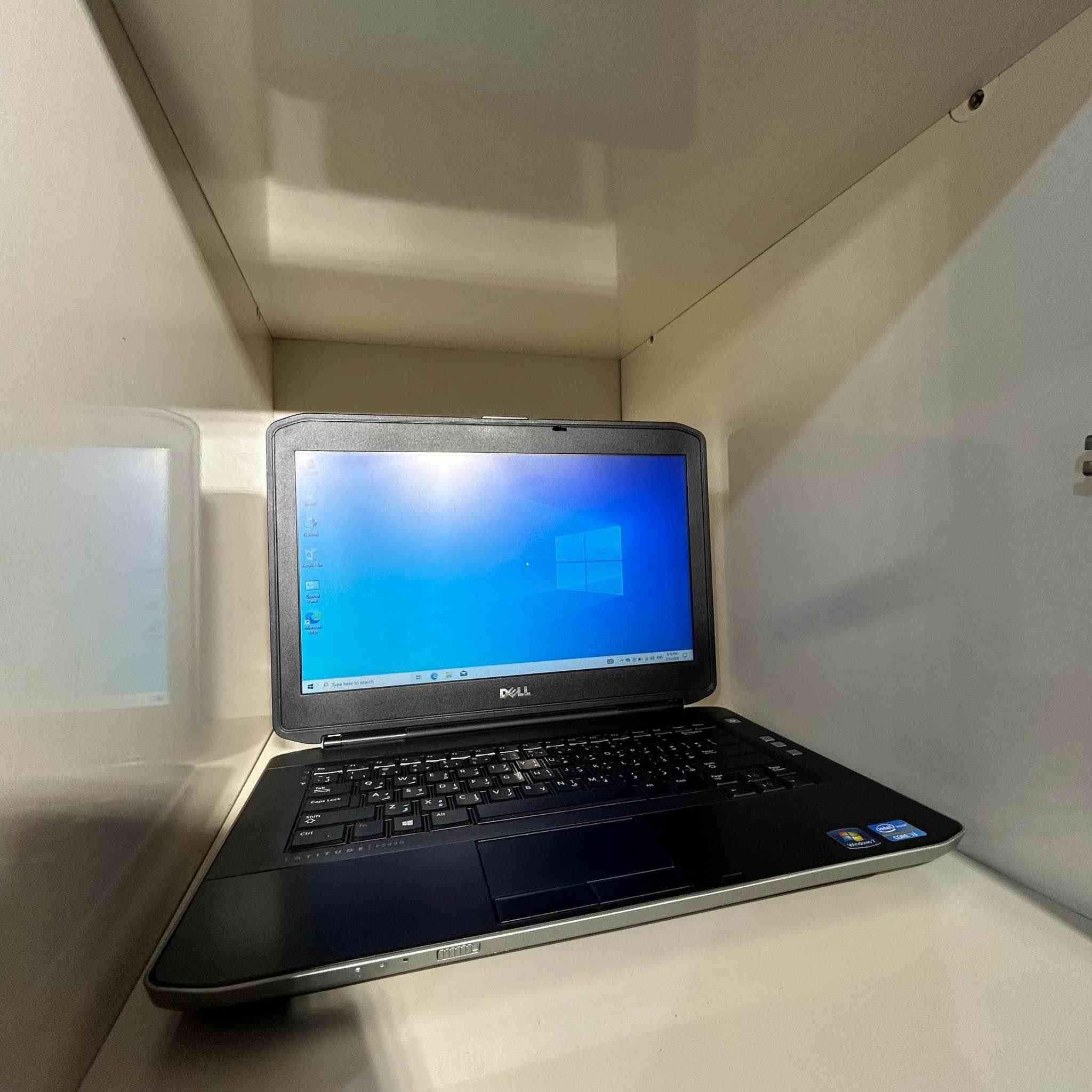 ‏💻 Dell Latitude E5430 | عملي ومتين للاستخدام اليومي 💻

إذا تريد لابتوب بسيط وموثوق للإنترنت، الدراسة، الأعمال المكتبية، ومشاهدة الفيديو…
Dell Latitude E5430 خيار اقتصادي ومناسب للاستخدامات الأساسية 👌

⸻

⚙️ المواصفات التقنية:
 • 🔹 المعالج: Intel Core i3 الجيل الثالث M
3120M | سرعة 2.5GHz
 • 🔹 الرام: 4GB DDR3
 • 🔹 التخزين: 250GB HDD
 • 🔹 كرت الشاشة: Intel HD Graphics 4000
حتى 2GB مشترك
 • 🔹 الشاشة: 14 إنچ
دقة HD+ مناسبة للاستخدام اليومي

⸻

🖥️ النظام:
 • Windows 10
مستقر وخفيف على الجهاز

⸻

🔌 المنافذ والتوصيلات (نقطة قوة الجهاز):
 • منفذ طاقة
‏ • HDMI لتوصيل الشاشات الحديثة
‏ • VGA لتوصيل الشاشات والبروجكترات القديمة
 • منفذ إيثرنت (LAN RJ45)
 • 🔹 3 منافذ USB:
 • USB 2.0 واحد
 • USB 3.0 عدد 2 (أحدها مشترك مع eSATA)
 • منفذ eSATA / USB 3.0
 • قارئ بطاقات الذاكرة SD Card
 • منفذ سماعة رأس / مايك
 • قارئ أقراص DVD مدمج
 • موصل Docking Station لقاعدة الإرساء المكتبية

⸻

🎁 الهدايا المرفقة:
 • 🧳 حقيبه
 • 🔌 شاحن
 • 🖱️ ماوس واير ضوئي
 • 🖤 ماوس باد Razer
 • 🎧 سماعات أذن
 • 📱 ستاند هاتف

⸻

🚚 التوصيل والضمان:
 • ✅ توصيل مجاني لكل العراق
 • ✅ ضمان استبدال فوري 7 أيام
 • 📦 الجهاز يوصلكم داخل بكج مغلّف ومحمي بعناية

⸻

💰 السعر:

95,000 دينار عراقي فقط

سعر اقتصادي جداً مقابل جهاز متين ويؤدي الغرض 👌
مناسب للطالب، الاستخدام المنزلي، أو جهاز احتياطي. بغداد, العراق


**إذا كنت صاحب هذا الإعلان وتريد حذفه لأي سبب، رجاءا أرسل رسالة إلى الدعم الفني**