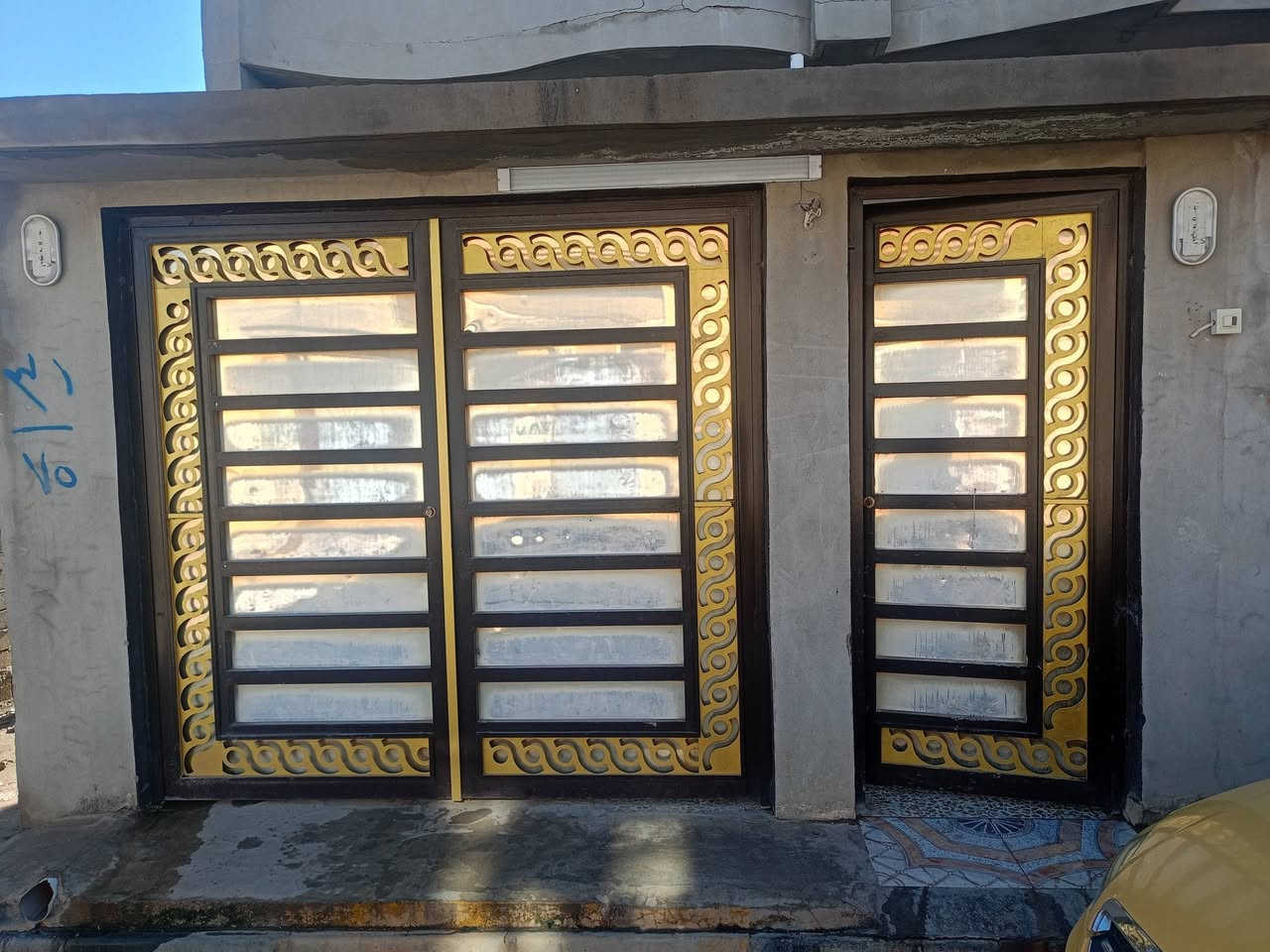 الدار للبيع قرب مولدة سالم السالمي فرع المواصله فرع جدا هادئ                      مساحته 185متر.        الواجها 10متر.     العمق اي النزال 18اونص      يحتوي على 3غرف داخل مساحات حلوة    استقبال 4/6    هول داخلي 5اونص في4مطبخ 3/3.              والطابق الثاني مبني بس ما مصبوب البناء الفوق 3غرف أو حمام أو هول السعر خاص          ملاحظه /يباع مع البيت كاونتر+سبالت عدد2طنين أونص الاتصال على رقم ***********بي واتساب       أو الاتصال على ***********  أبو مهدي
