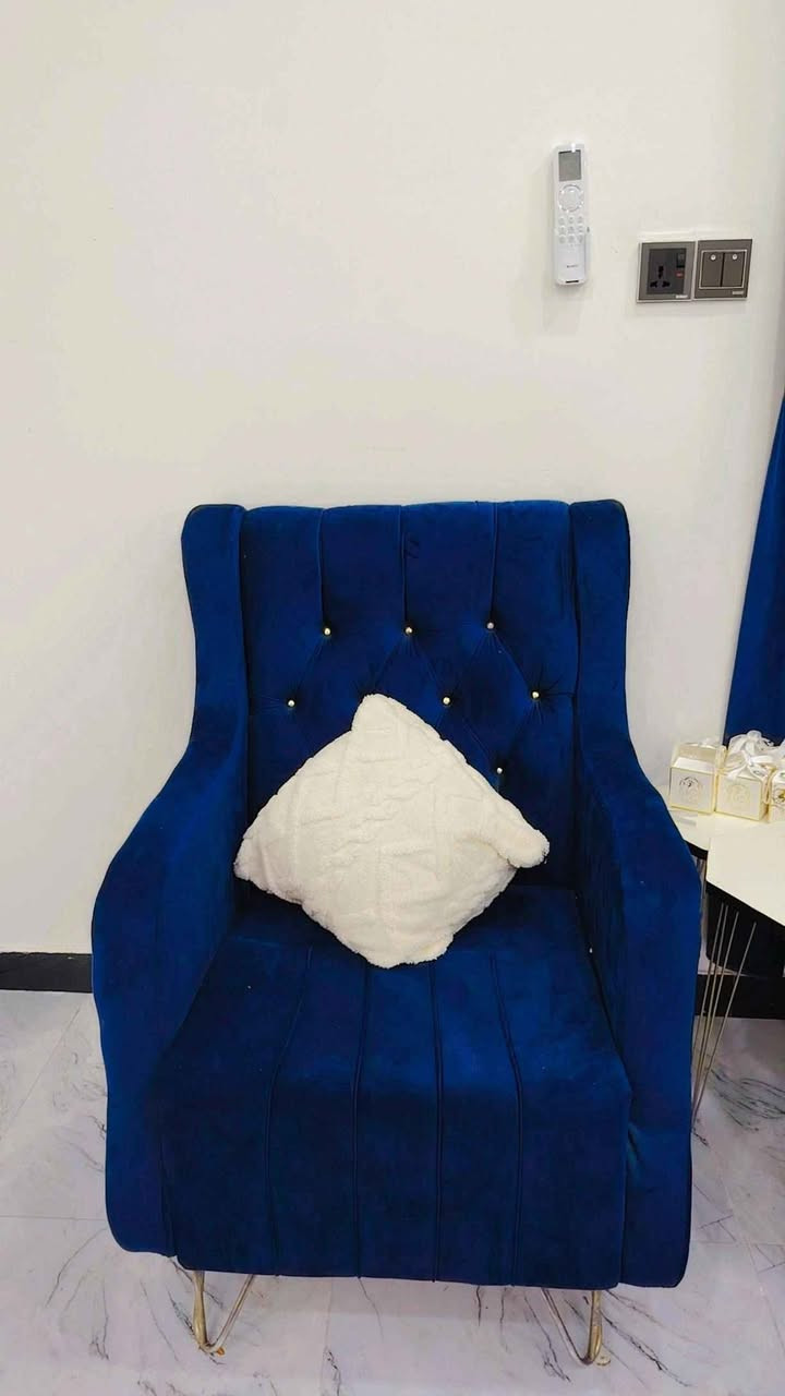 تخم قنفات يتكون من قنفة + كرسيين جديد جدا

*********** Singapore
