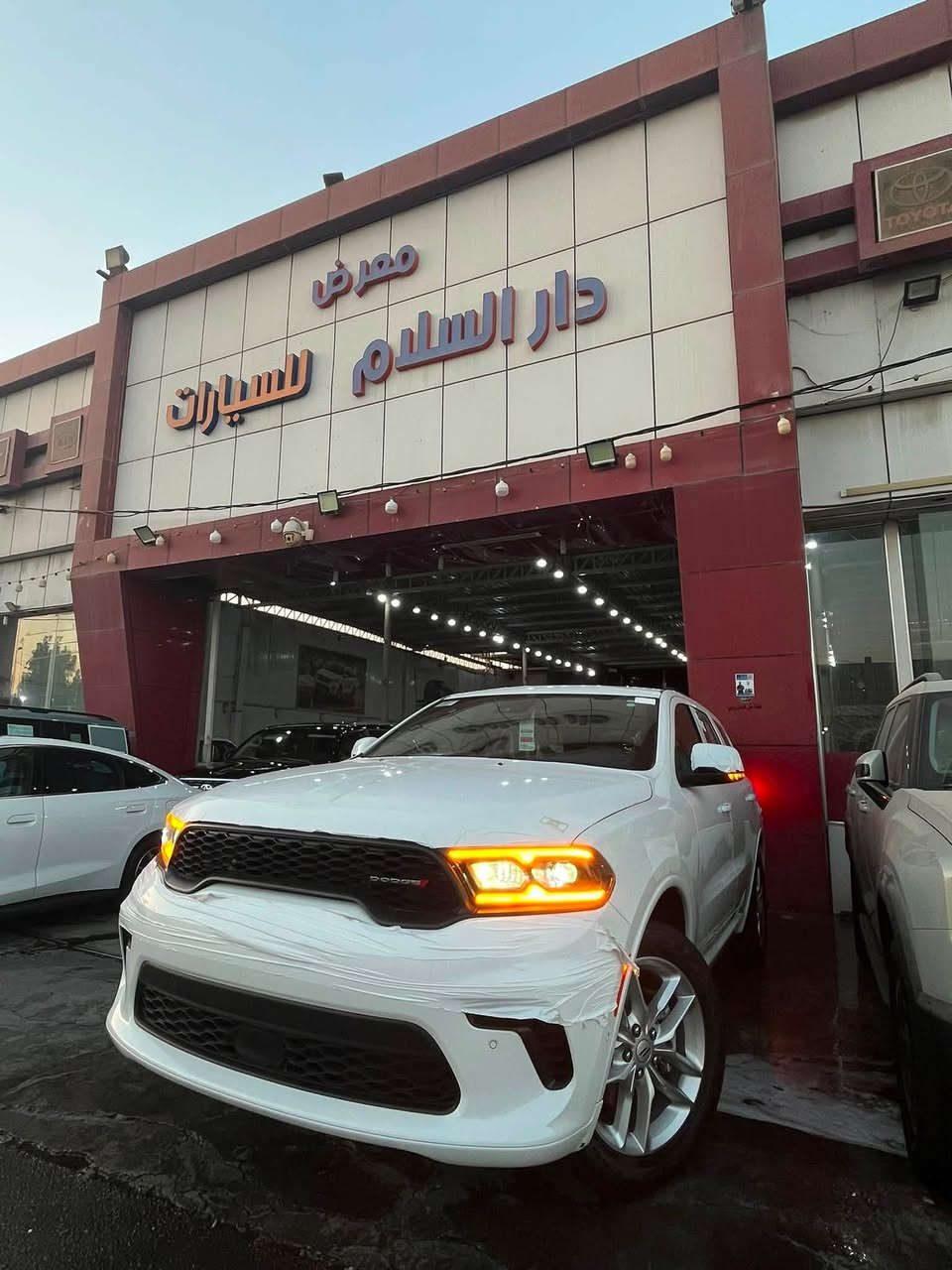 توفر يم معرض دار السلام دوج دورنكو موديل 2025 GT
ابرز المواصفات

* القوة: 295 حصان.
* عزم الدوران: 352 نيوتن·متر (260 رطل-قدم).
* ناقل حركة أوتوماتيكي 8 سرعات.
* نظام الدفع: خلفي (RWD) أو رباعي (AWD) 
* التسارع من 0 إلى 100 كم/س: حوالي 7.4 ثانية.
* قدرة السحب: تصل إلى 2,812 كجم (6,200 رطل) عند التجهيز المناسب.  

استهلاك الوقود

* معدل الاستهلاك التقريبي:
    * داخل المدينة: 17–18 ميل/غالون.
    * على الطرق السريعة: 24–25 ميل/غالون.
    * المتوسط: 20 ميل/غالون.  

المقصورة

* 7 مقاعد.
* شاشة وسطية قياس 10.1 بوصة.
* دعم Apple CarPlay وAndroid Auto.
* عدادات رقمية.
* تشغيل السيارة بالبصمة (زر تشغيل).
* مكيف هواء ثلاثي المناطق.
* مقاعد أمامية كهربائية ومدفأة (بحسب التجهيز).

أنظمة الأمان

* كاميرا خلفية.
* حساسات أمامية وخلفية.
* نظام مراقبة النقطة العمياء.
* تنبيه مغادرة المسار.
* مثبت سرعة متكيف (حسب الفئة).
* فرملة طوارئ أوتوماتيكية.

الأبعاد

* الطول: 5.10 متر تقريبًا.
* قاعدة العجلات: 3.04 متر.
* سعة خزان الوقود: 93 لترًا تقريبًا. 
.
والاستفسار زورونا في الموقع الكائن البياع شارع المميز مقابيل شركه ديار الحلو (( معرض دار السلام )) 
والاستفسار 
((***********)) 
((***********))
