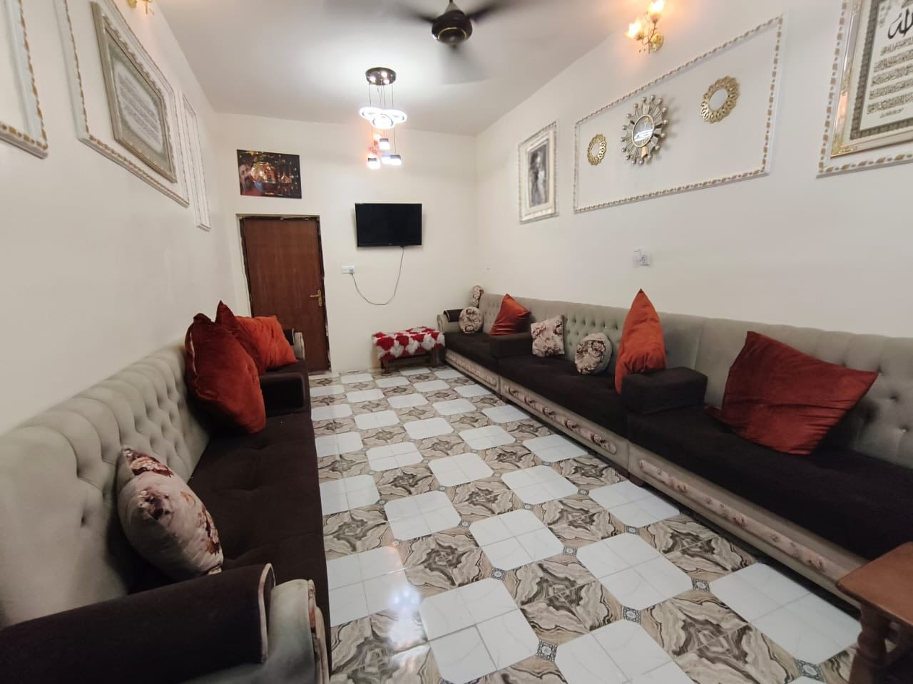 دار للبيع مساحه 150 متر طابو ملك صرف 
 عرض الشارع 20 متر 

تبليط مجاري كامل الخدمات  

بناء مرتب ونضيف طابقين 

يحتوي على 

4 غرف نوم 

2 جوه 

2فوك 

واستقبال وصاله ومطبخ 

وصحيات داخليه وخارجيه مع صحيات طابق ثاني  

وترك خلف الدار 

وحديقه. خارجيه

الموقع بغداد الانتصار مقابيل مستشفى حماد شهاب 
طريق الشعب الحسينية 

معلومات اكثر 📞📞
***********
