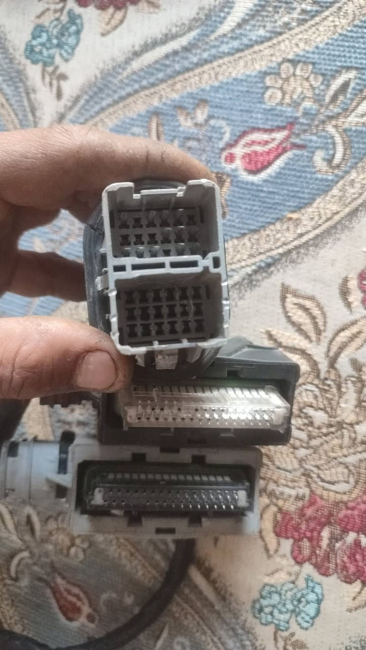 السلام عليكم 
المكان الناصريه 
للبيع 
ظفيرة افيو مفتوح تفصيخ كوري اصلي الله شاهد شرط النظافه جبتها لسيارتي وما رهمت اختلاف بينها وبين الظفيره القديمه مكفوله من كل النواحي الي يريدها يراسلني واتساب او يتصل***********
