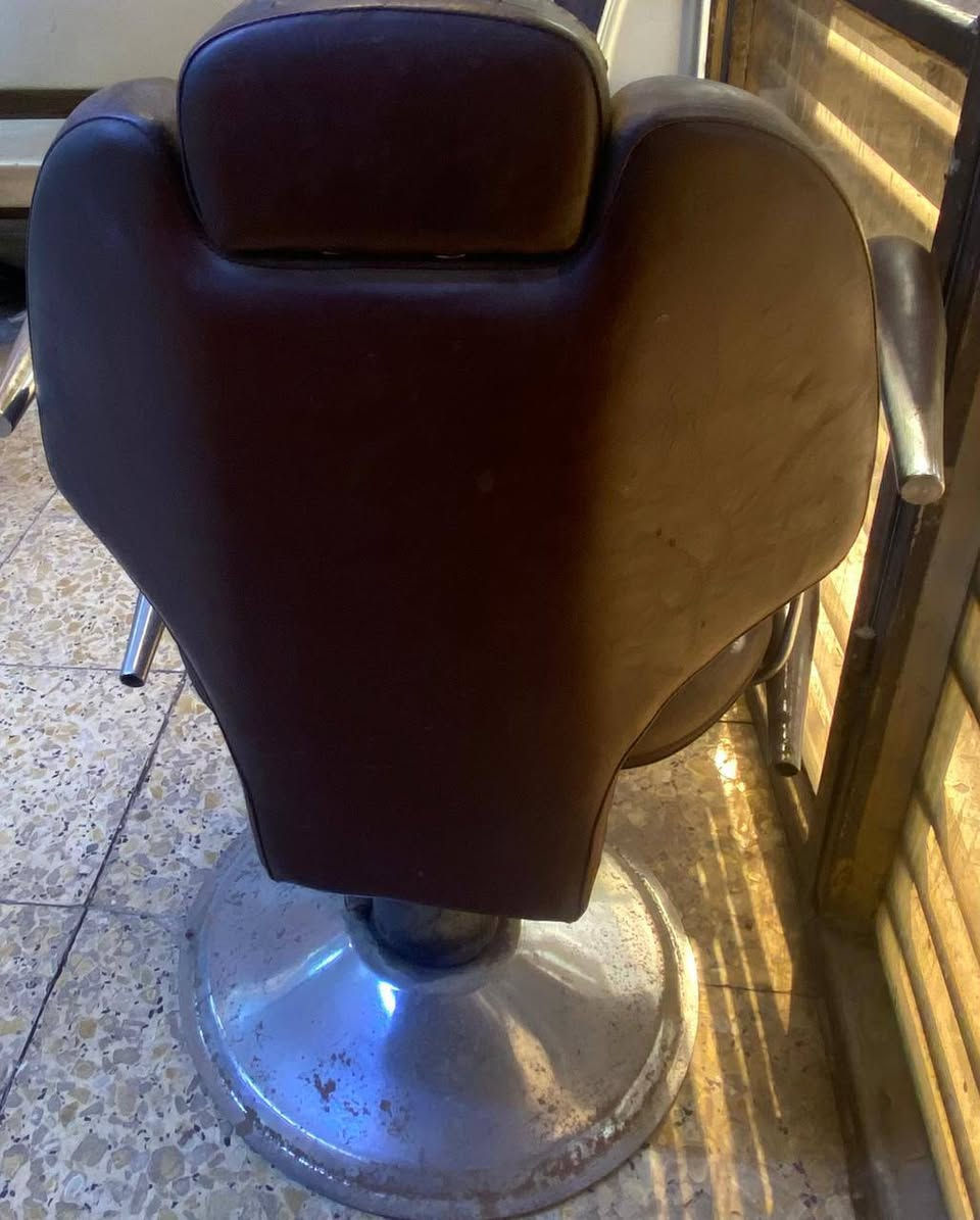 السلام عليكم 
كرسي حلاقة للبيع 
السعر 50 الف وبيه مجال
رقم الهاتف ***********
