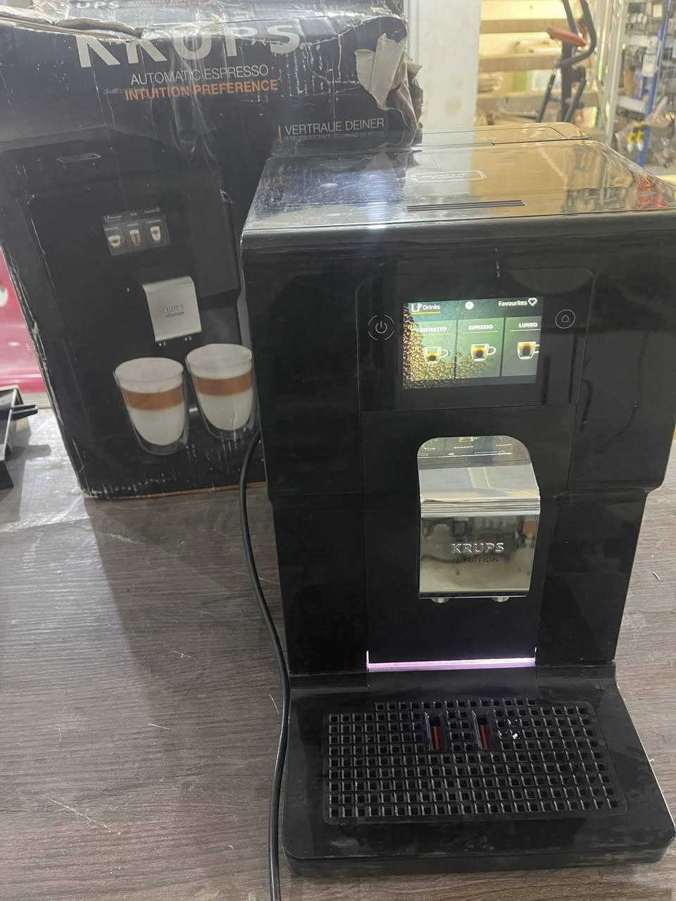 تتوفر ماكنة قهوة كروبس صناعة فرنسية نظافة 98‎%‎ تعمل عدة مشروبات من ضمنها الكبتشينو
***********
