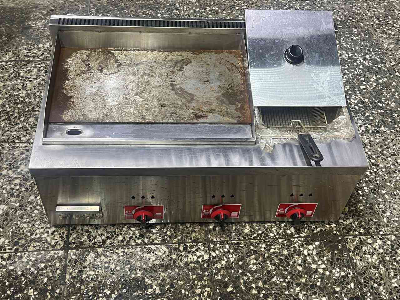 سلام عليكمً شواية بركر وفنكر
نوع تركية 
جديدة عدم الاستخدام 
سعر 250 وبيها مجال بسيط 
تواصل *********** 
 واس ساب
