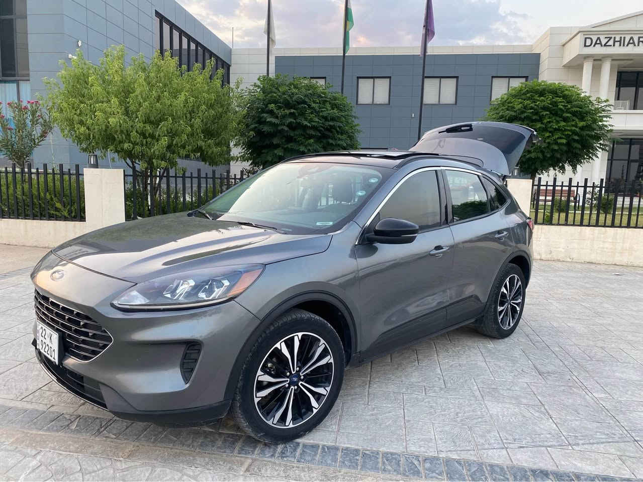 ⸻what is up ***********
Korek tel ***********

🩶🚘 FORD ESCAPE SE • AWD • 2022 🚘🩶

✨ دەستی دوو | زۆر پاک | Ready To Drive ✨

━━━━━━━━━━━━━━━━━━━━

✅ مودێل: 2022
✅ سیستەمی AWD (چەوار ویل درایڤ)
✅ پانۆرامای گەورە 🌤️
✅ Power Liftgate (دەرگای دواوەی ئەلیکترۆنی)
✅ Smart Key + Push Start 🔑
✅ شاشەی مۆدێرن 📺
✅ Camera دواوە 📹
✅ Apple CarPlay & Android Auto 📱
✅ ئەلۆی سپۆرت 🛞
✅ ناوەوە و دەرەوەی زۆر پاک ✨

━━━━━━━━━━━━━━━━━━━━

🩶 سەیارەکە دەستی دووە، بەڵام وەک نوێ پارێزراوە.
✔️ هەموو سیستەمەکان بە تەواوی کاردەکەن.
✔️دووپارچ نیو بۆیاغ بي ناو گرتن .

💯 وێنەکان بەشێکن لە جوانی سەیارەکە… لە نزیکەوە زیاتر سەرنجت ڕادەکێشێت.

━━━━━━━━━━━━━━━━━━━━

📩 بۆ نرخی کۆتایی و زانیاری زیاتر، ئینبۆکس بکەن یان پەیوەندی بکەن.

🔥…، 🩶🚘 رانية, السليمانية
