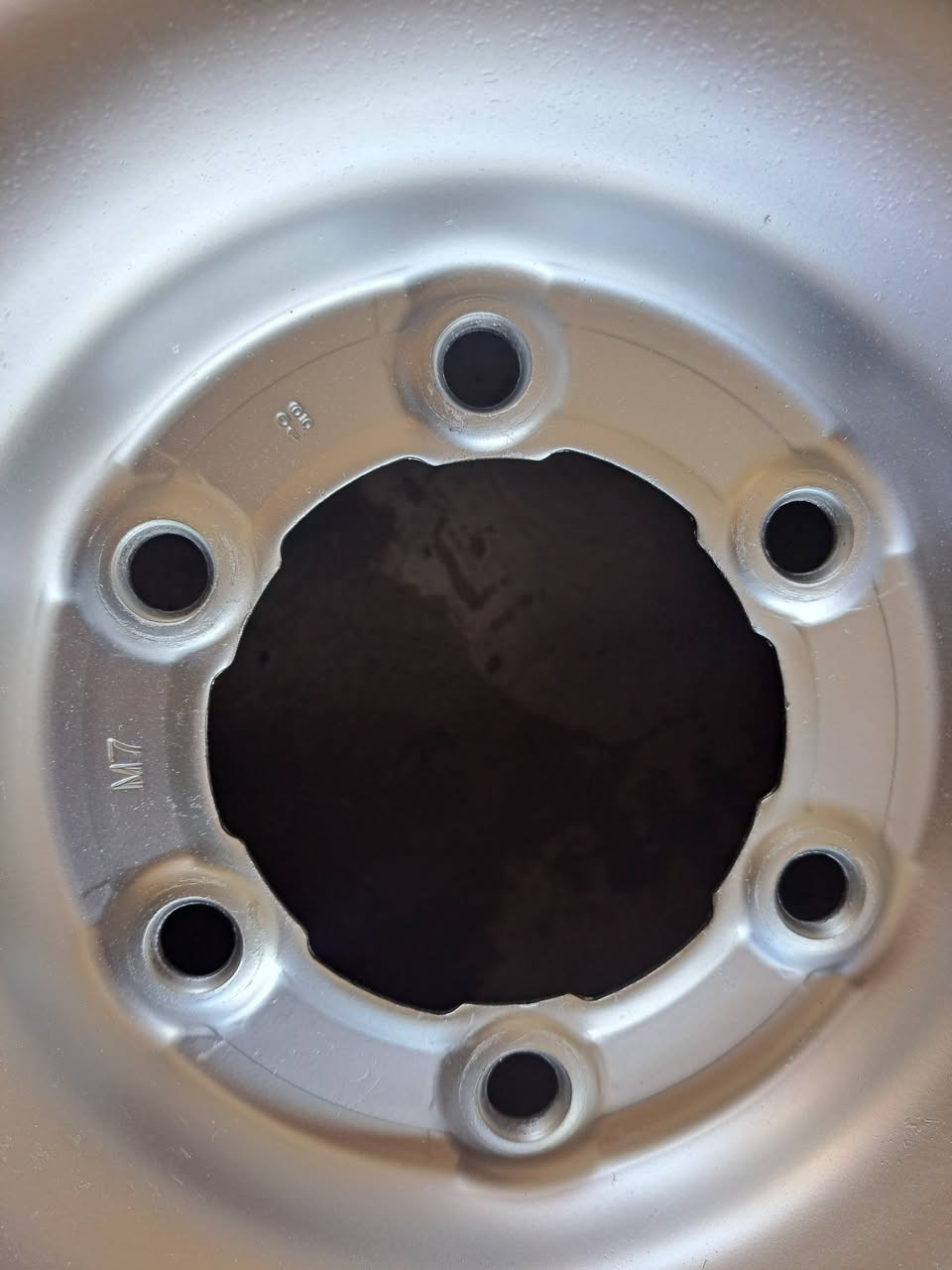 سلام عليكم ويل حجم ١٧ تويوتا أصلي الفضي الرفيع المقاس بدون عواج شرط نضيف حيل مع كبات أصلية سعر ٣٥٠ الف  بي مجال مكان الويل الموصل نينوى ***********
