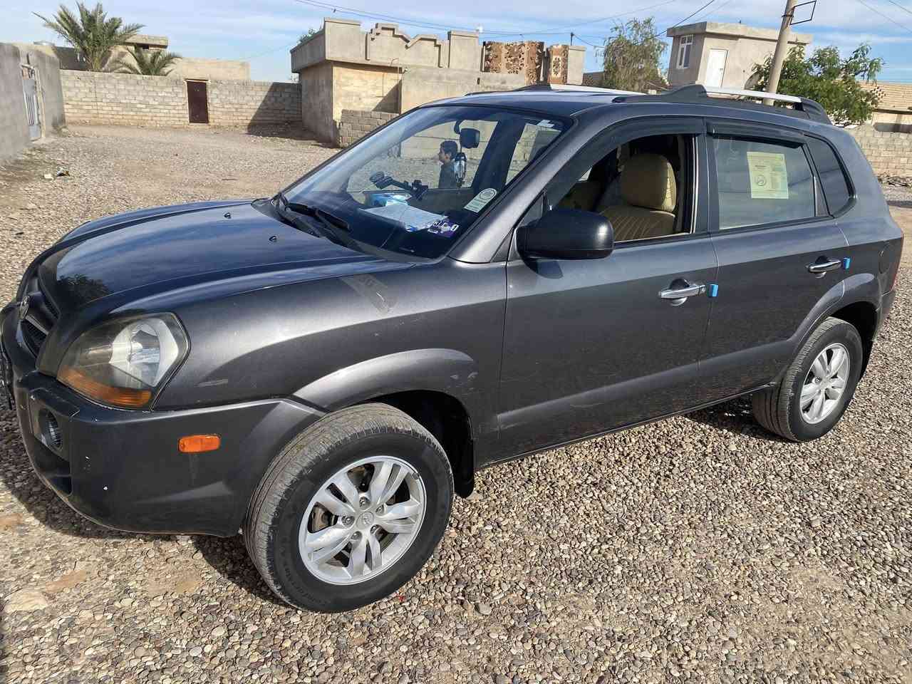 السلام عليكم سياره تكسون  موديل 2009 بدون ضرر بدون تبديل فقط 3ملاحظات طخم تايرصدر جديدالسعر120وبيهامجال ***********
