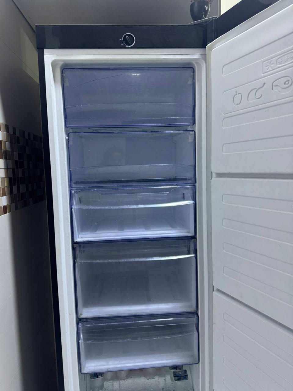 مجمدة عمودية مستعمل نظيفة  تفحص وثلاجة نوع الريان مستعمل ***********
