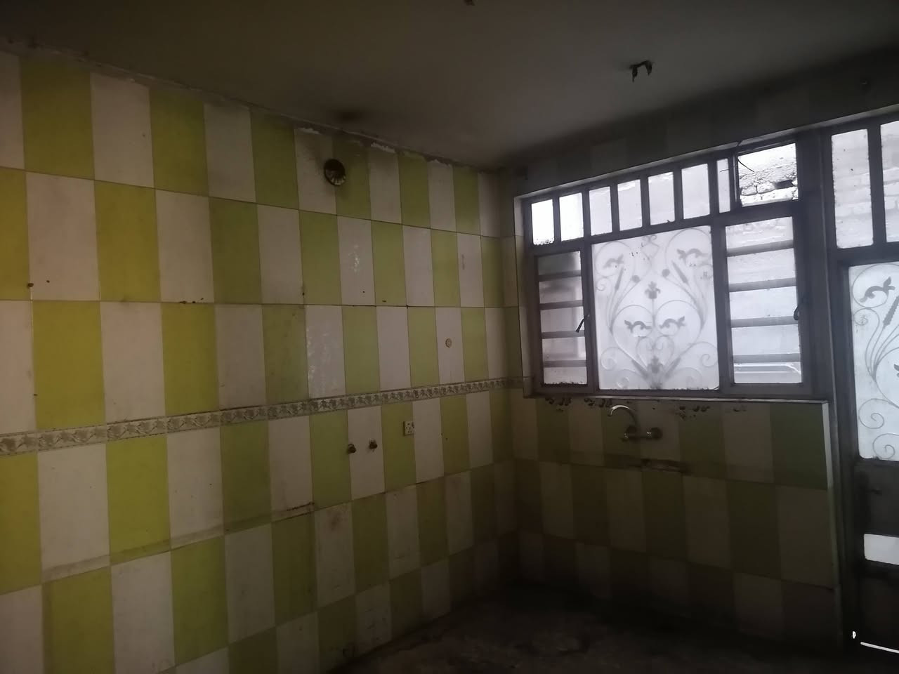 السلام عليكم بيت للبيع مساحة ١٥٠متر واجهة ٦ونزال ٢٥سند مستقل  يحتوي علىَ ٢غرف نوم وصالة ومطبخ وخدمات بيت يحتاج ترميم السعر مناسب موقع ممتاز شهداء البياع خلف جامع الكبيسي الاستفسار على هذا الرقم ***********
