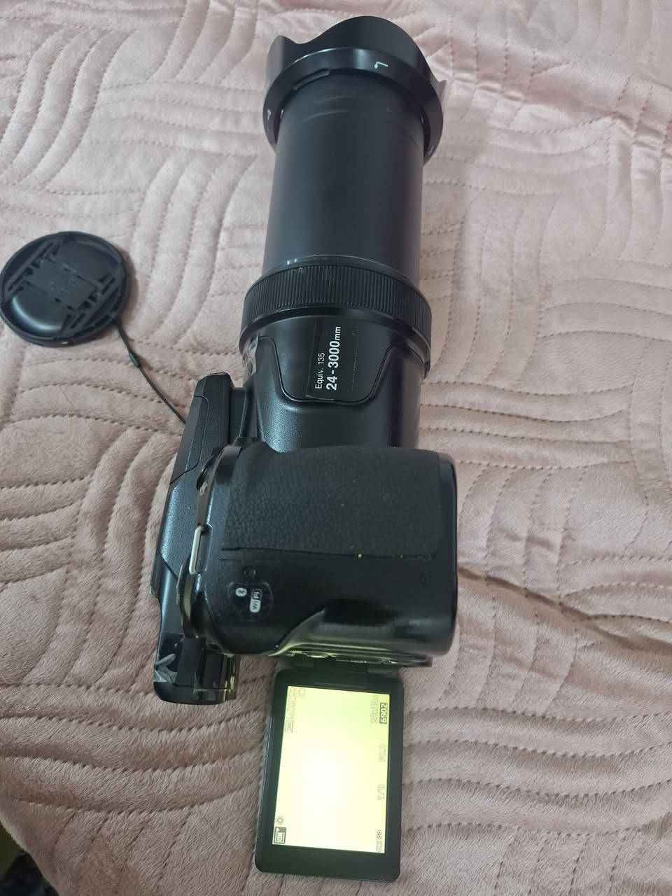 السلام عليكم 
نيكون p1000 غنية عن التعريف
زوم متصل 125× بدقة 4k
مستخدمة نظيفة جدا 
السعر 
من فترة طويلة عندي ما اعرف سعرها بالضبط
الملحقات فقط شاحنة
للتواصل 
***********
