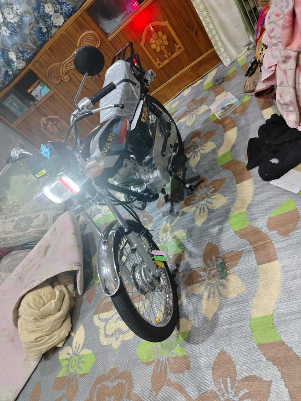 سلام عليكم... دراجه للبيع رقم وسنويه (الرقم واسط) تعمير جديدي كله شلامجه شاصي (2012) مكفوله من كلشي.... سعر واحد و٤٠٠ *********** مكان ناصريه قضاء الفجر
