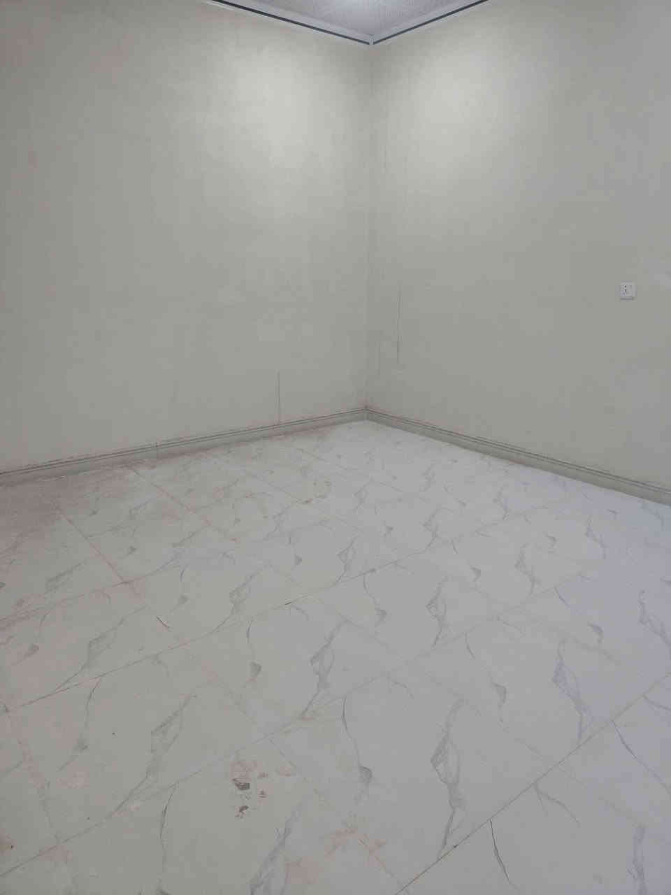 دارين للبيع عن طريق مصرف العقاري 
بناء قيد انشاء استلام مفتاح 
مساحة كل دار /100م 
طابق ونصف 
يحتوي على غرفتين نوم واستقبال ومطبخ وصحيات ودرج خارجي 
السعر /95مليون 
موقع /كركوك -مقاطعة 55
للاستفسار/***********
